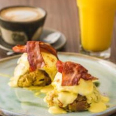 Bolones benedictinos con tocino y salsa holandesa